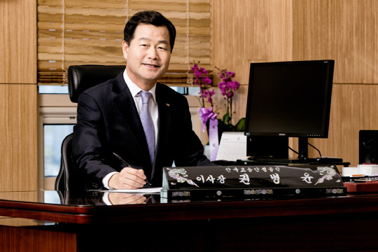 권병윤(사진) 한국교통안전공단 이사장 등 공단 임직원들이 코로나19 극복을 위해 급여 1억6100만원을 기부했다.  <한국교통안전공단 제공>